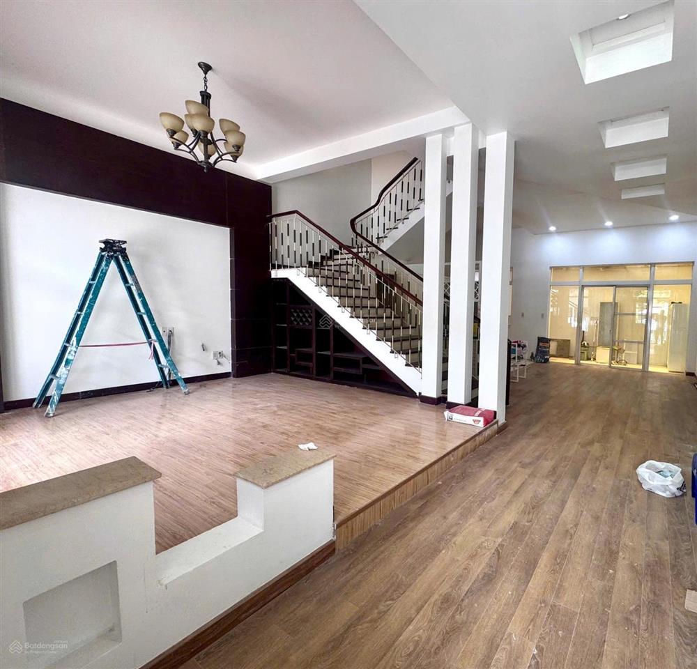 Cần cho thuê gấp biệt thự hưng thái phú mỹ hưng dt 126m2 tk 4pn 4wc nhà đẹp giá tốt chỉ 37 triệu