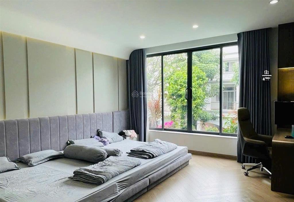 Cần cho thuê biệt thự cao cấp hưng thái phú mỹ hưng dt 302m2, 5pn 5wc mới 100% giá 160 triệu