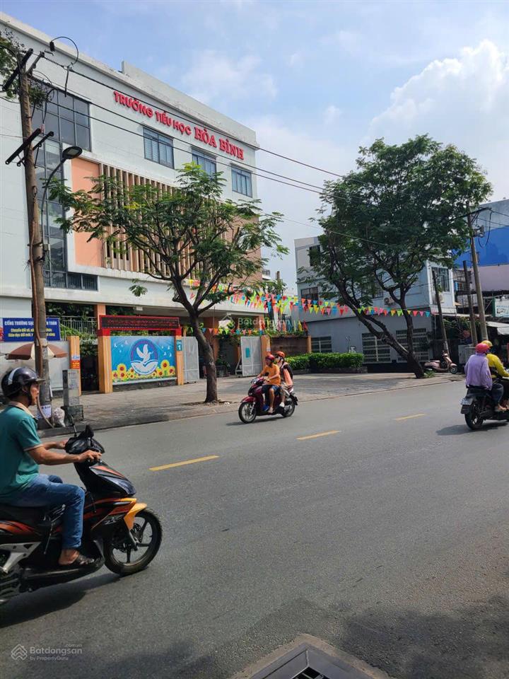 Mặt tiền hoà bình  đối diện đầm sen quận 11  3.7x19m cn 70m2  giá 13.5 tỷ