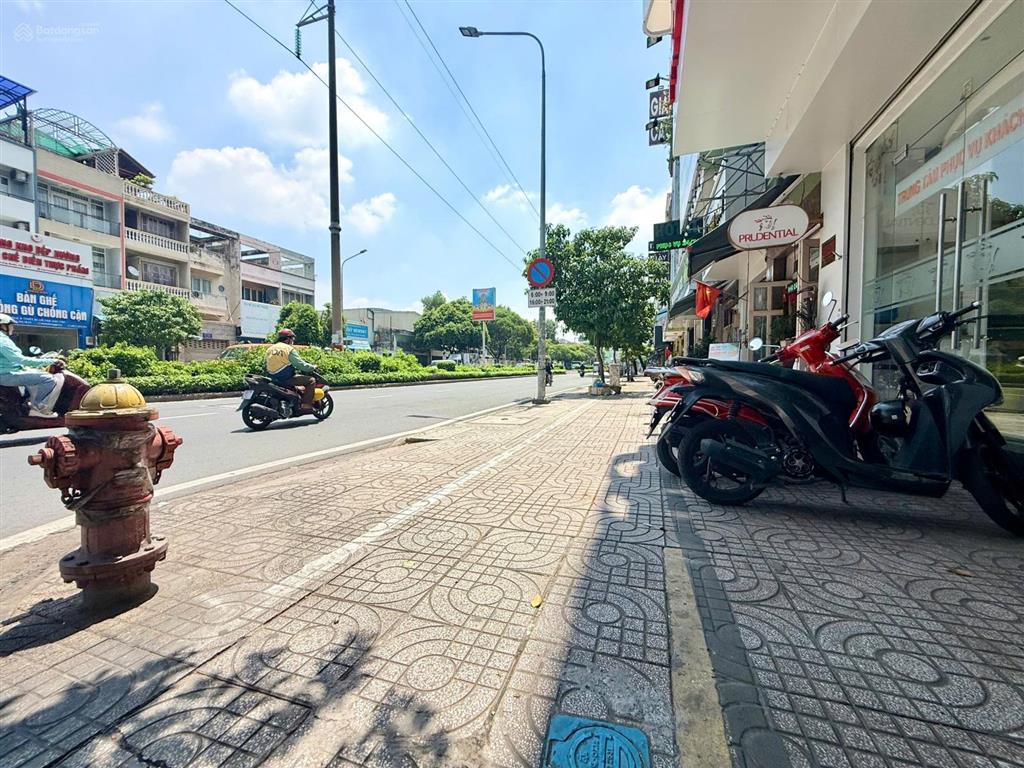 Bán nhà góc 2 mt lạc long quân, p 5, q 11 dt 6,3x15m cn 90m2  4 tầng chỉ 27 tỷ