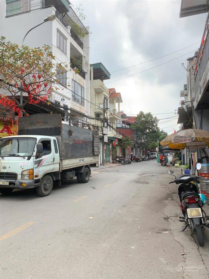 Hoa hậu việt hưng  hướng đông nam  cách đường ô tô đúng 10m