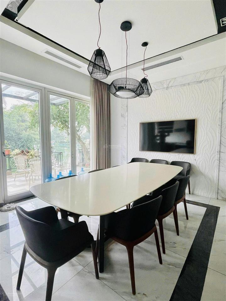 Cho thuê biệt thự vinhomes riverside  view ngã ba sông cực thoáng  nhà đã hoàn thiện có thang máy