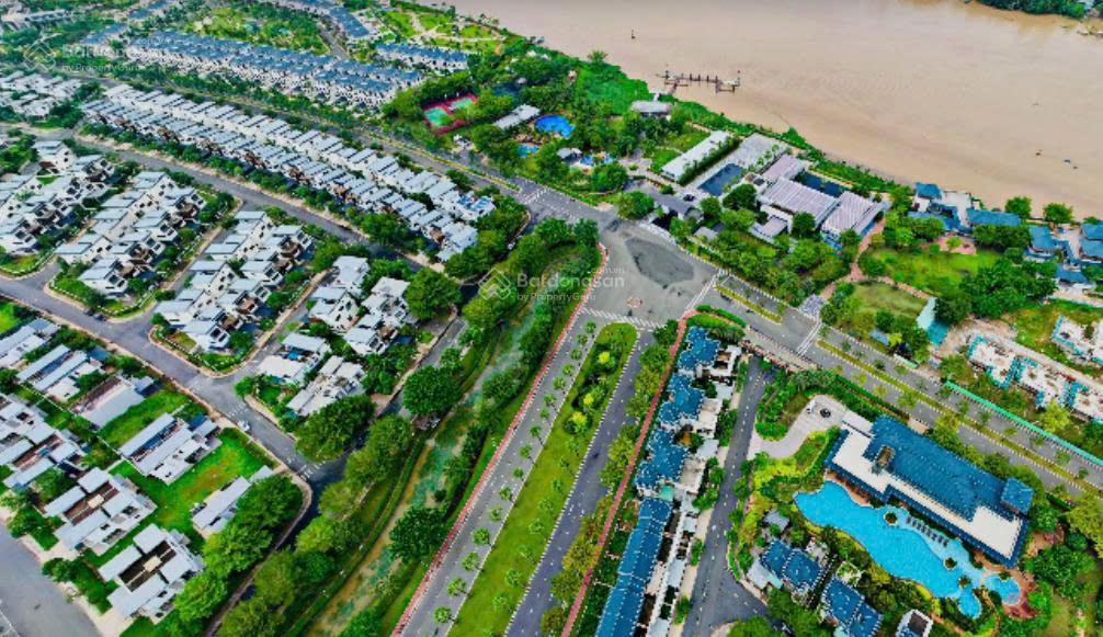 Chính chủ bán gấp nhà phố cạnh hồ bơi 8,3 tỷ gồm 5% sổ sang tên