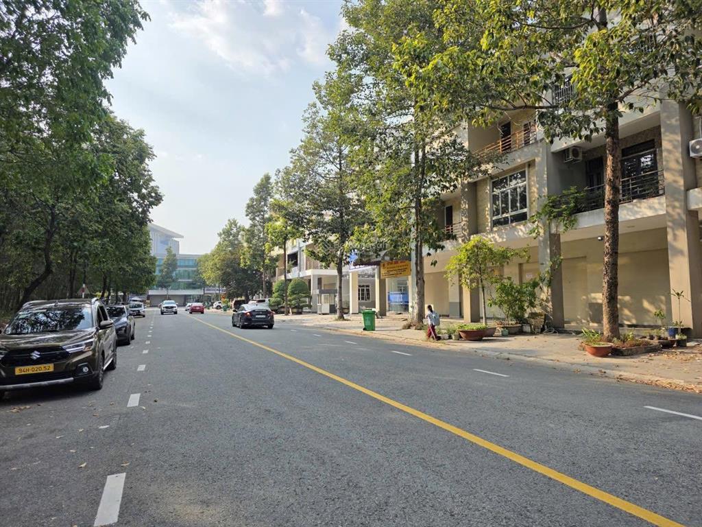 Bán căn nhà 2 nhánh mt lý thái tổ kế bên trung tâm thương mại thế giới tp mới hcm, 6,8 tỷ