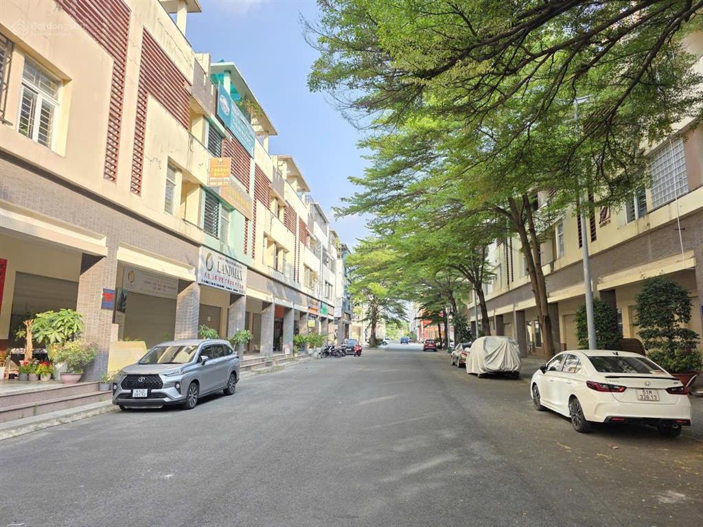 Bán căn nhà 2 nhánh mt lý thái tổ kế bên trung tâm thương mại thế giới tp mới hcm, 6,8 tỷ
