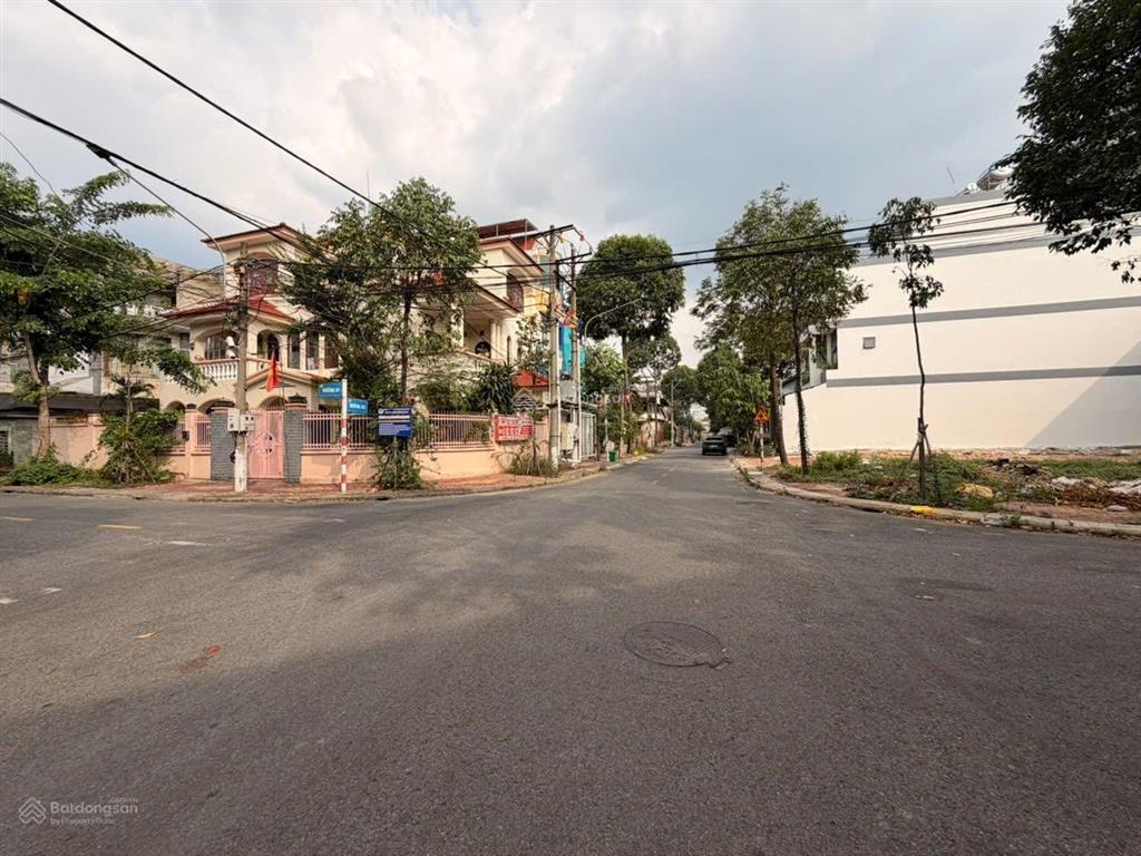 Bán nhà 3 tầng mt kinh doanh đường d3 khu dân cư k8  sau lưng đại học bình dương mới 100%