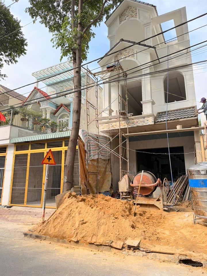 Bán nhà 3 tầng mt kinh doanh đường d3 khu dân cư k8  sau lưng đại học bình dương mới 100%