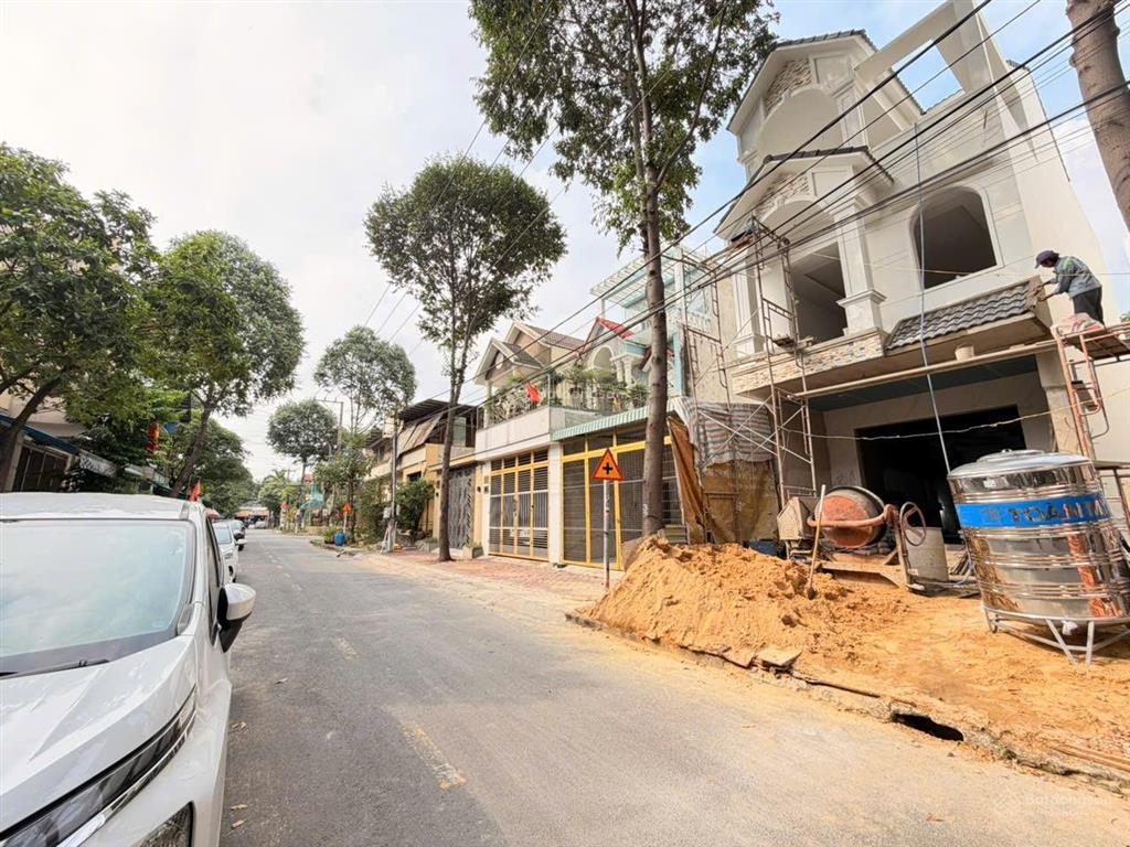 Bán nhà 3 tầng mt kinh doanh đường d3 khu dân cư k8  sau lưng đại học bình dương mới 100%