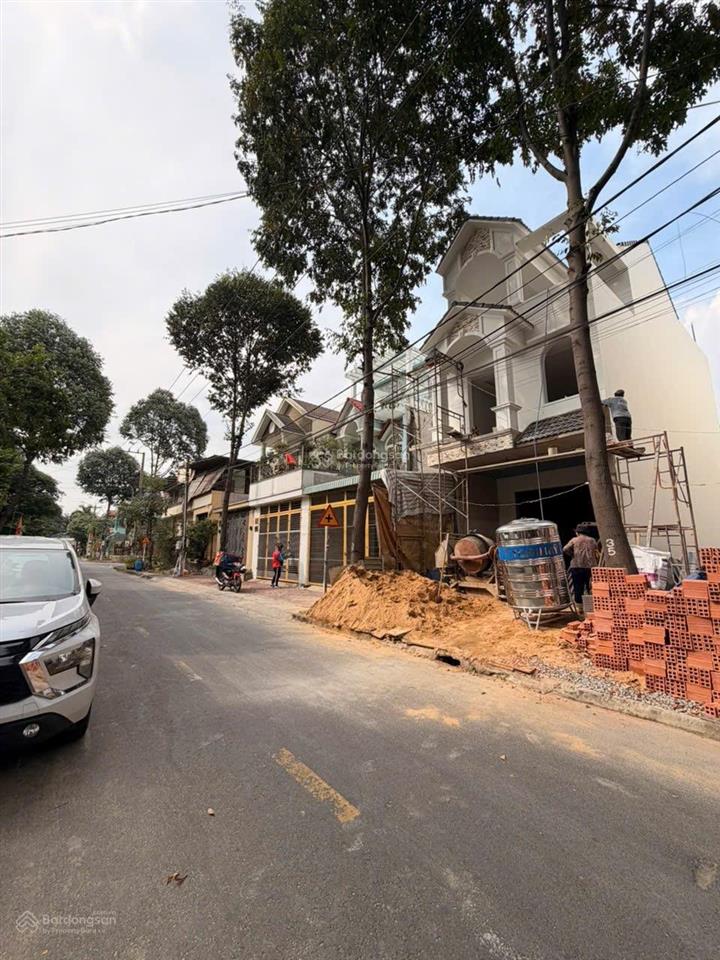 Bán nhà 3 tầng mt kinh doanh đường d3 khu dân cư k8  sau lưng đại học bình dương mới 100%