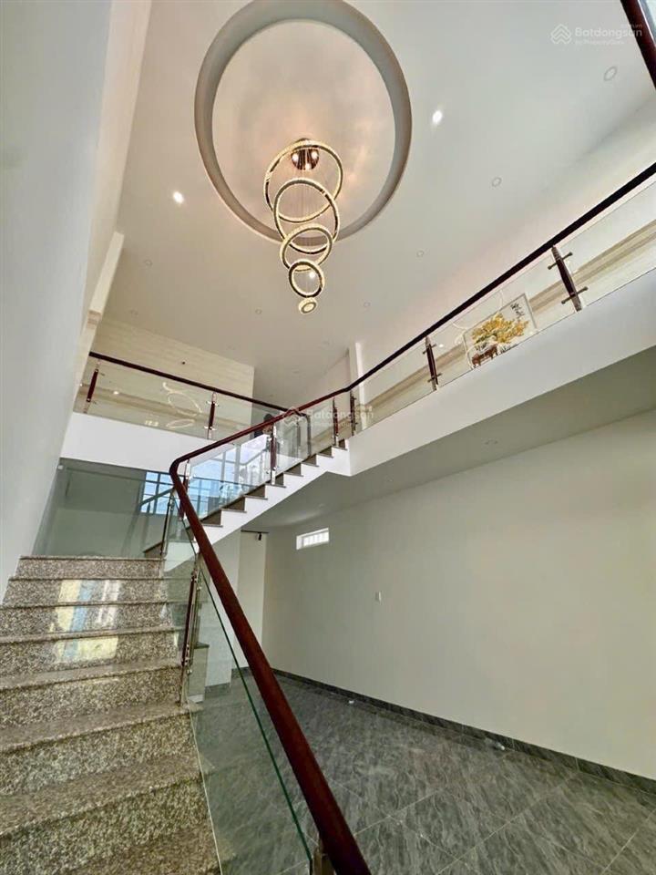 Bán căn nhà 1 trệt 1 lầu kế bên trường tiểu học phú hoà 3  khu 8 ( đoạn lê hồng phong đi vào )