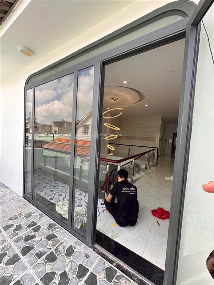 Bán căn nhà 1 trệt 1 lầu kế bên trường tiểu học phú hoà 3  khu 8 ( đoạn lê hồng phong đi vào )