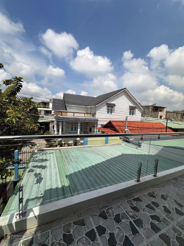 Bán căn nhà 1 trệt 1 lầu kế bên trường tiểu học phú hoà 3  khu 8 ( đoạn lê hồng phong đi vào )
