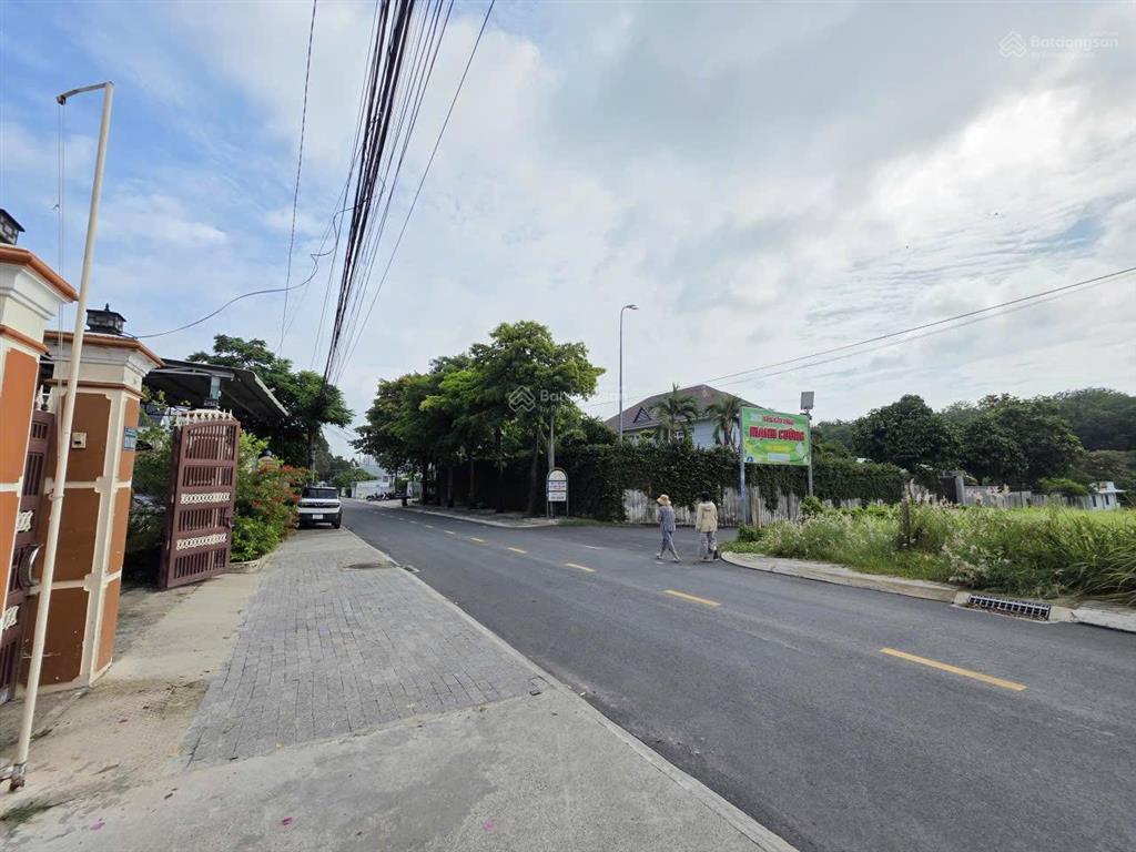 Chủ nhà cần chuyển công tác nên bán nhanh căn nhà mt 121 vị trí trung tâm thủ dầu một, 337m2