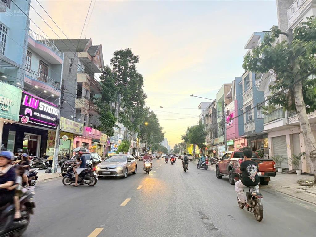 Chính chủ bán lỗ 180m2 tại mt kinh doanh d1 phú hoà  thủ dầu một giá 13 tỷ5