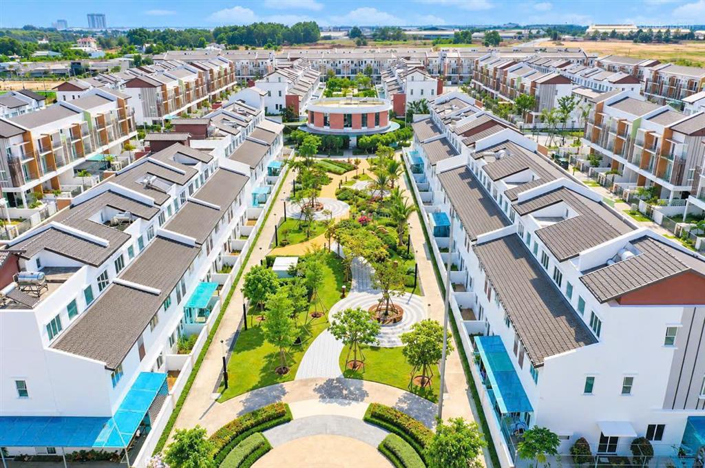 Bán lỗ căn shophouse 3 tầng sun casa hòa phú  tp mới bình dương full nội thất giá chỉ 3,6 tỷ