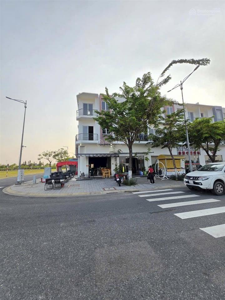 Bán lỗ căn shophouse 3 tầng sun casa hòa phú  tp mới bình dương full nội thất giá chỉ 3,6 tỷ