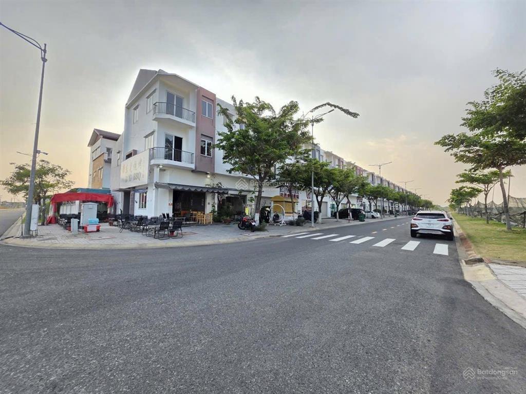 Bán lỗ căn shophouse 3 tầng sun casa hòa phú  tp mới bình dương full nội thất giá chỉ 3,6 tỷ