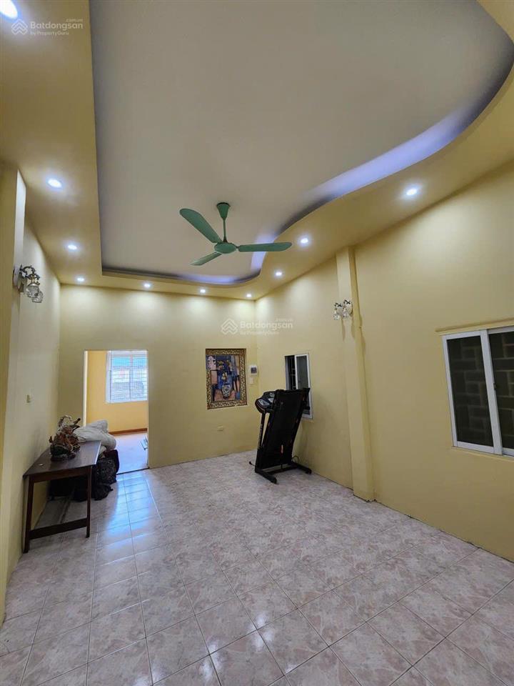 Bán nhà riêng có thang máy tại chợ khâm thiên, đống đa, 40,1 m2 x 5 tầng ngõ ba gác thông sang hồ.