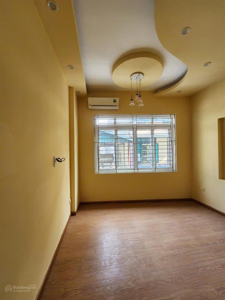 Bán nhà riêng có thang máy tại chợ khâm thiên, đống đa, 40,1 m2 x 5 tầng ngõ ba gác thông sang hồ.