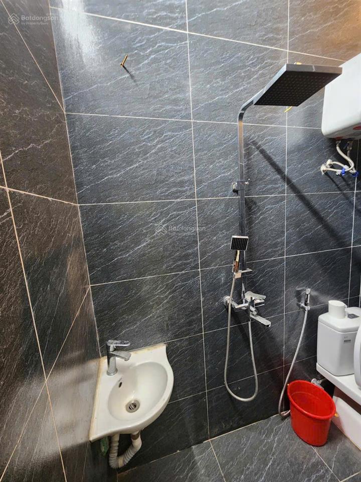 Bán nhà riêng có thang máy tại chợ khâm thiên, đống đa, 40,1 m2 x 5 tầng ngõ ba gác thông sang hồ.