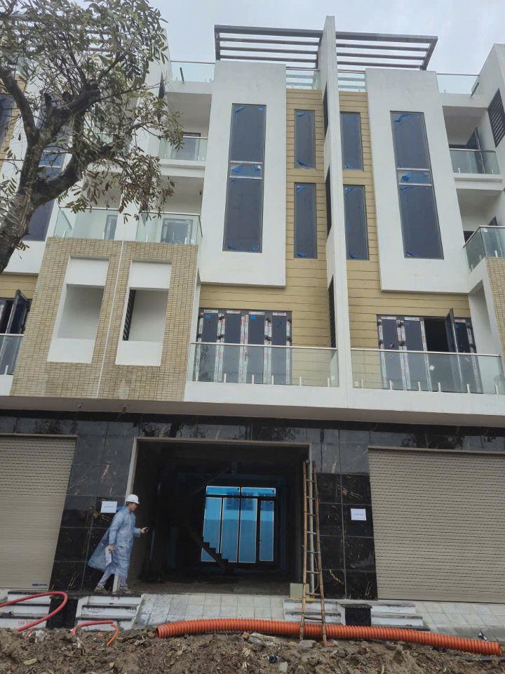 Bán gấp liền kề b1.4 giá rẻ, 4.5 tầng xây sẵn ở ngay với chỉ 9.8tỷ + nhà thanh hà cienco 5