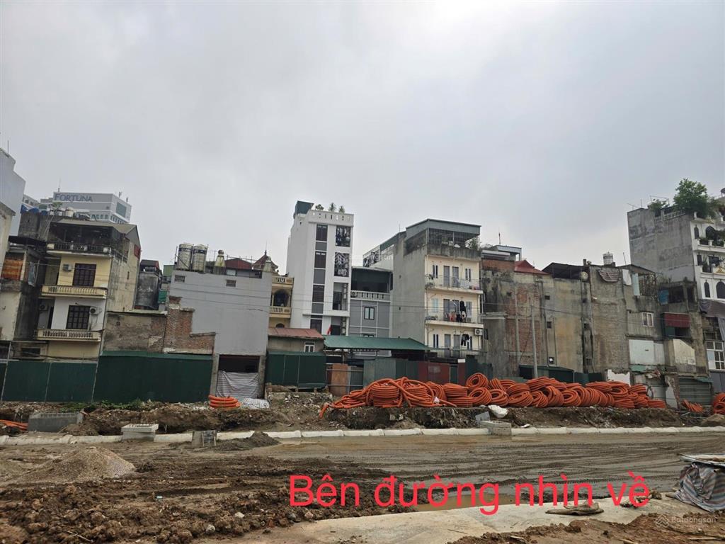Bán nhà mặt đường đê la thành mới mở 50m . một mặt đường một mặt ngõ. sđcc