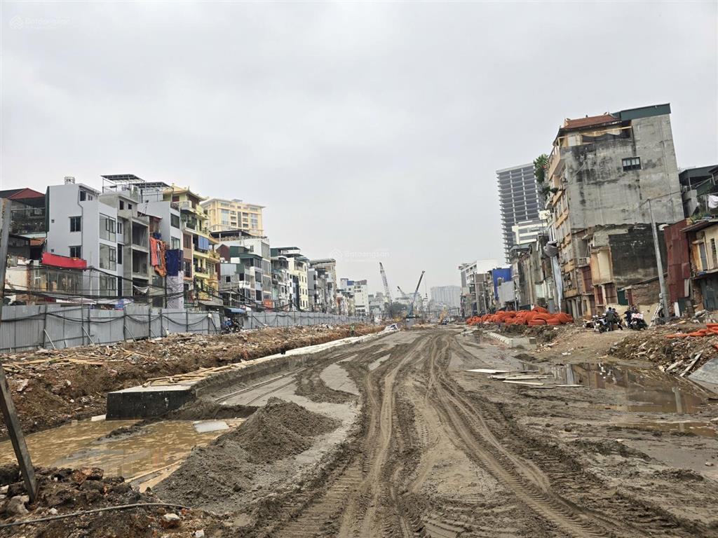 Bán nhà mặt đường đê la thành mới mở 50m . một mặt đường một mặt ngõ. sđcc