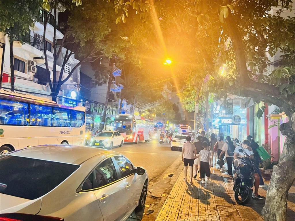Nhà mặt phố tại nguyễn thị minh khai, 282 triệu / m2, 430 m2 phù hợp xây khách sạn !