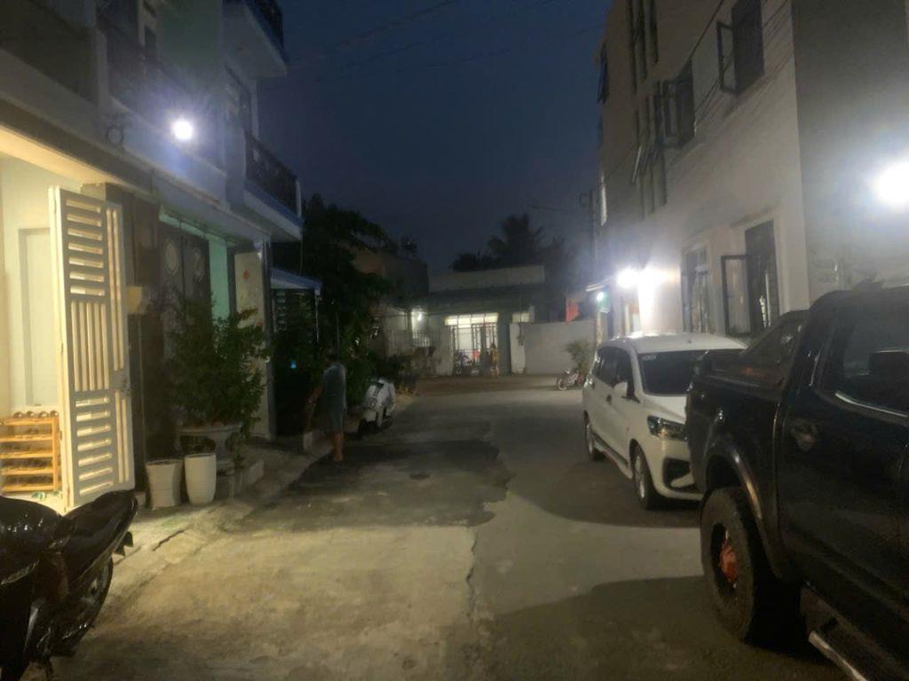 Nhà 3 tầng diện tích 51m2 hẻm xe hơi giá chỉ 5,5 Nguyễn Xiễn Long Bình quận 9