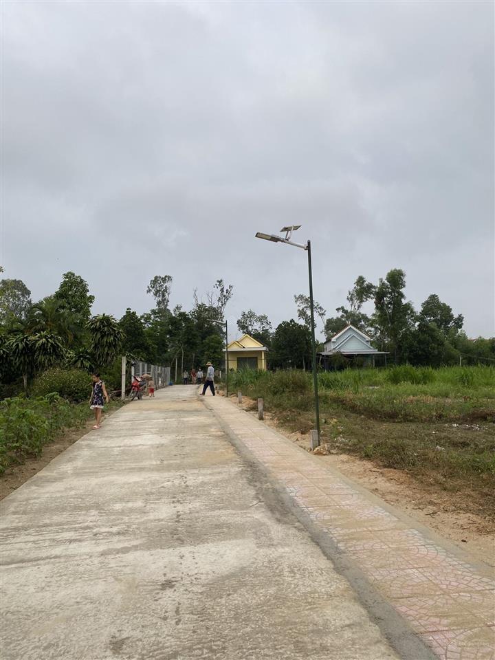 Đất gần tp quảng ngãi giá rẻ, sổ đỏ sẵn công chứng ngay, cao ráo, cạnh bên ubnd xã  0918 852 ***