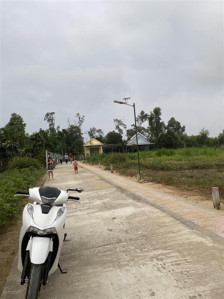 Đất gần tp quảng ngãi giá rẻ, sổ đỏ sẵn công chứng ngay, cao ráo, cạnh bên ubnd xã  0918 852 ***