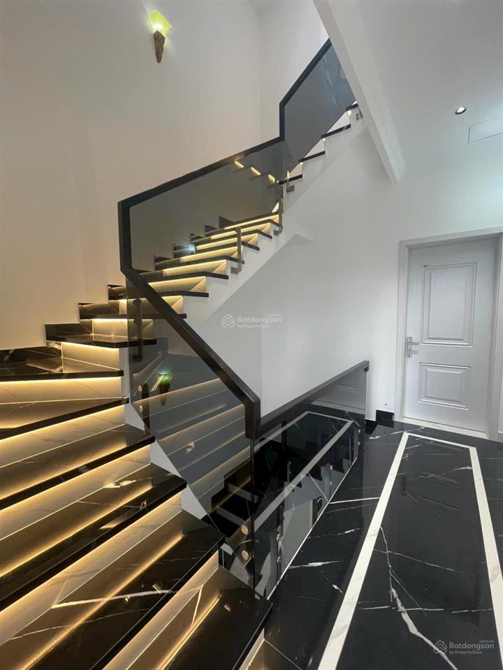 10,6 tỷ 5,6 x 14,9m 2 lầu sân thượng