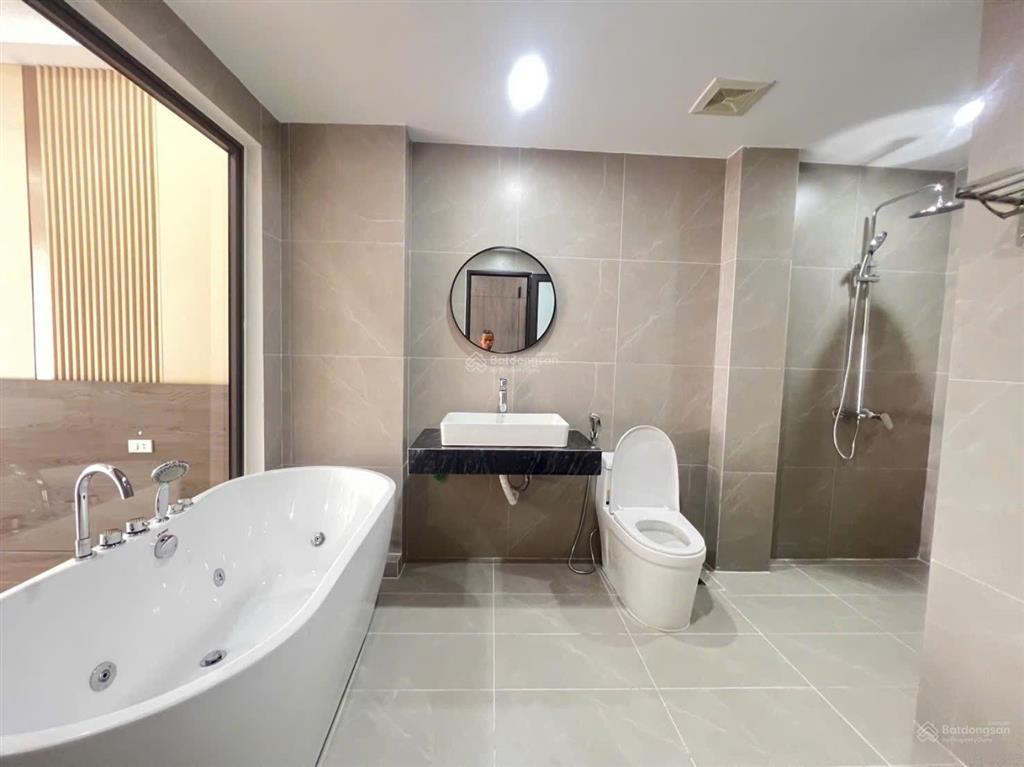 Chính chủ nhờ bán nhà 50m2, xây 6 tầng thang máy ngay hồ điều hòa long biên