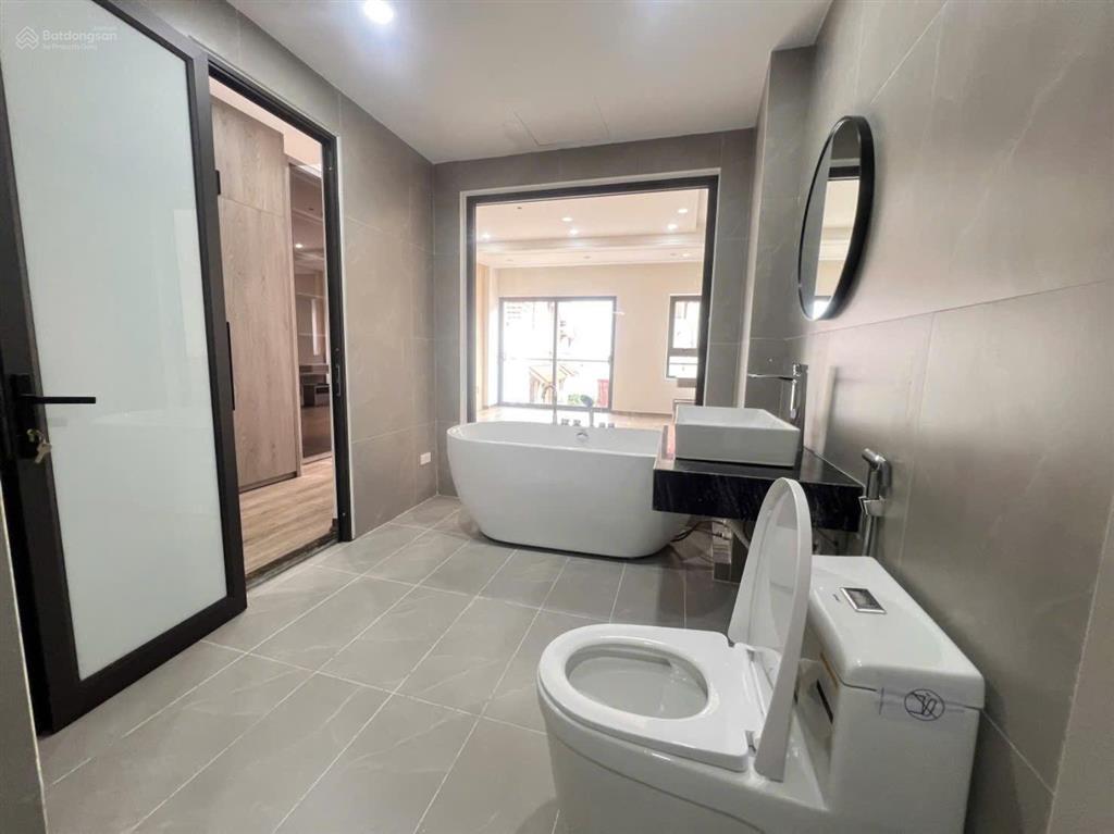 Chính chủ nhờ bán nhà 50m2, xây 6 tầng thang máy ngay hồ điều hòa long biên