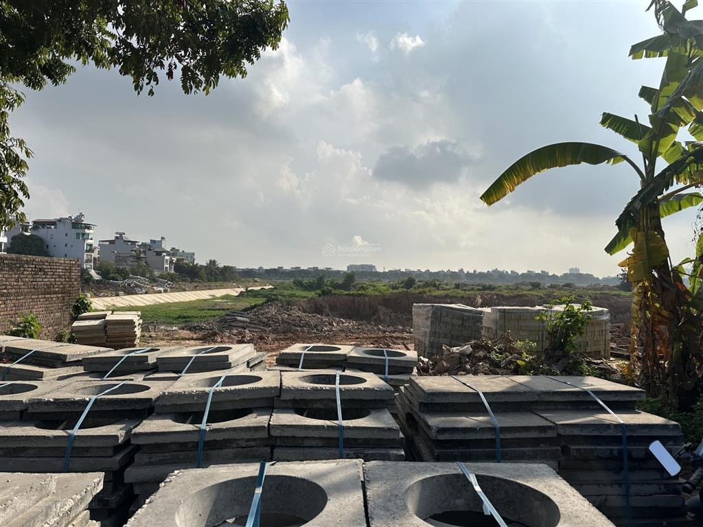 Bán 100 m2 mặt tiền 10 mét đường trước nhà 25 mét cạnh hồ 30 ha