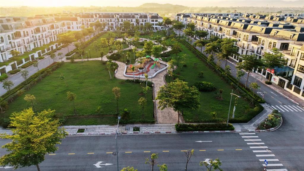 Liền kề hud mê linh 135m2 giá hơn 10 tỷ/căn, vị trí 2 mặt đường, ngay cạnh công viên, kd sầm uất
