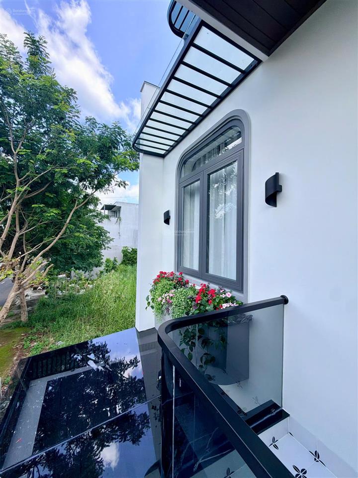 Bán nhà phố 3 lầu mới xây kdc saigon village, full nội thất cao cấp, đã hoàn công đầy đủ