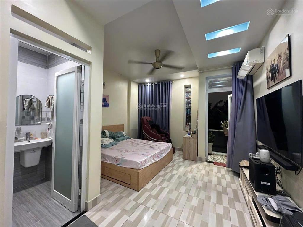 Cần bán gấp nhà 3 tầng, ql13 ngay kdc hồng long, dtsd 140m2 chỉ 7.5 tỷ tl, đường xe hơi 7m