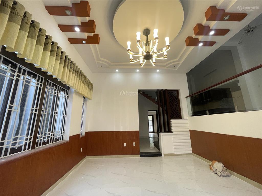 Cho thuê nhà 4 tầng mt đường đặng văn ngữ sát ngay chợ cẩm lệ bề ngang 10m
giá 25tr/tháng