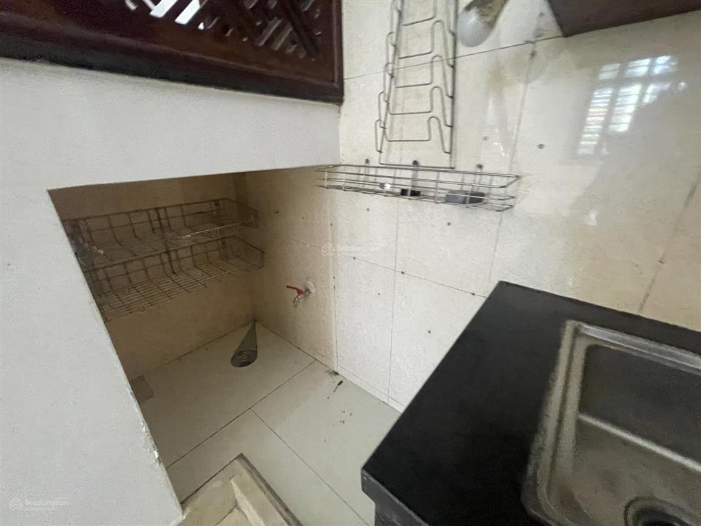 Cho thuê nhà 4 tầng mt đường đặng văn ngữ sát ngay chợ cẩm lệ bề ngang 10m
giá 25tr/tháng