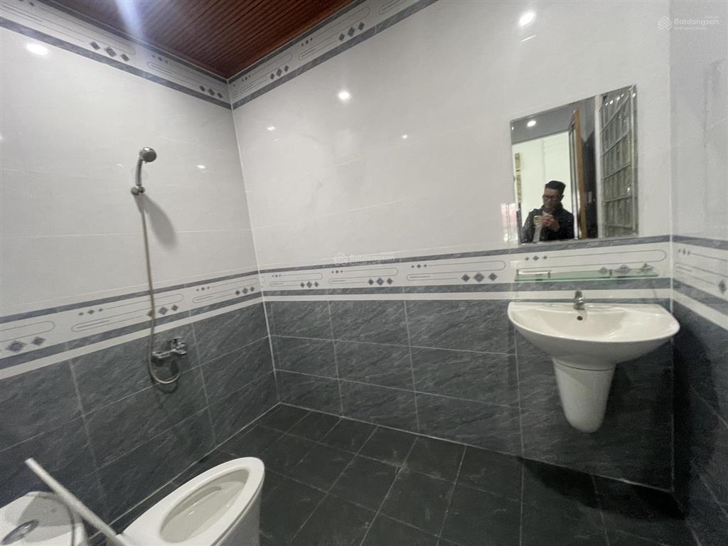 Cho thuê nhà 4 tầng mt đường đặng văn ngữ sát ngay chợ cẩm lệ bề ngang 10m
giá 25tr/tháng