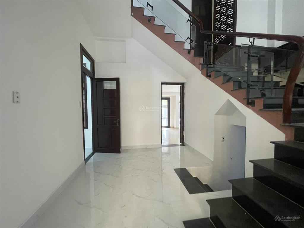 Cho thuê nhà 4 tầng mt đường đặng văn ngữ sát ngay chợ cẩm lệ bề ngang 10m
giá 25tr/tháng