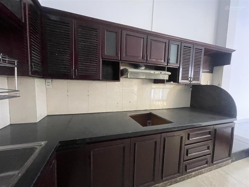 Cho thuê nhà 4 tầng mt đường đặng văn ngữ sát ngay chợ cẩm lệ bề ngang 10m
giá 25tr/tháng
