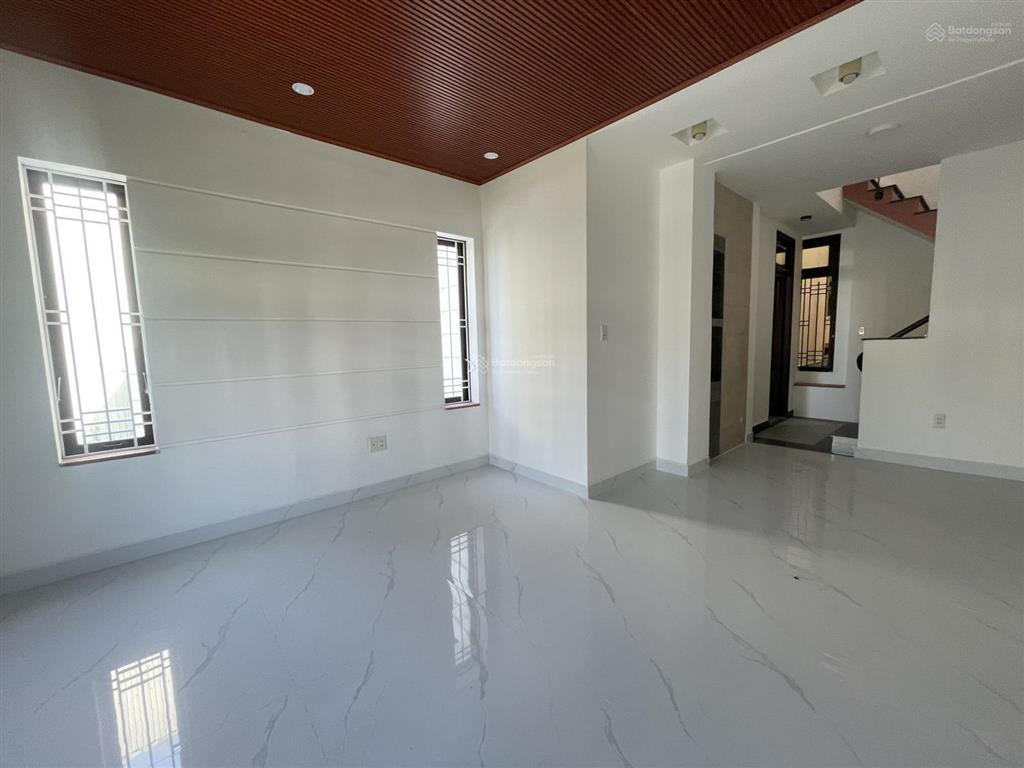 Cho thuê nhà 4 tầng mt đường đặng văn ngữ sát ngay chợ cẩm lệ bề ngang 10m
giá 25tr/tháng