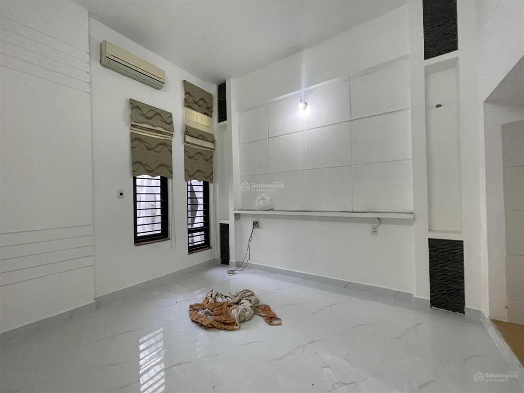 Cho thuê nhà 4 tầng mt đường đặng văn ngữ sát ngay chợ cẩm lệ bề ngang 10m
giá 25tr/tháng