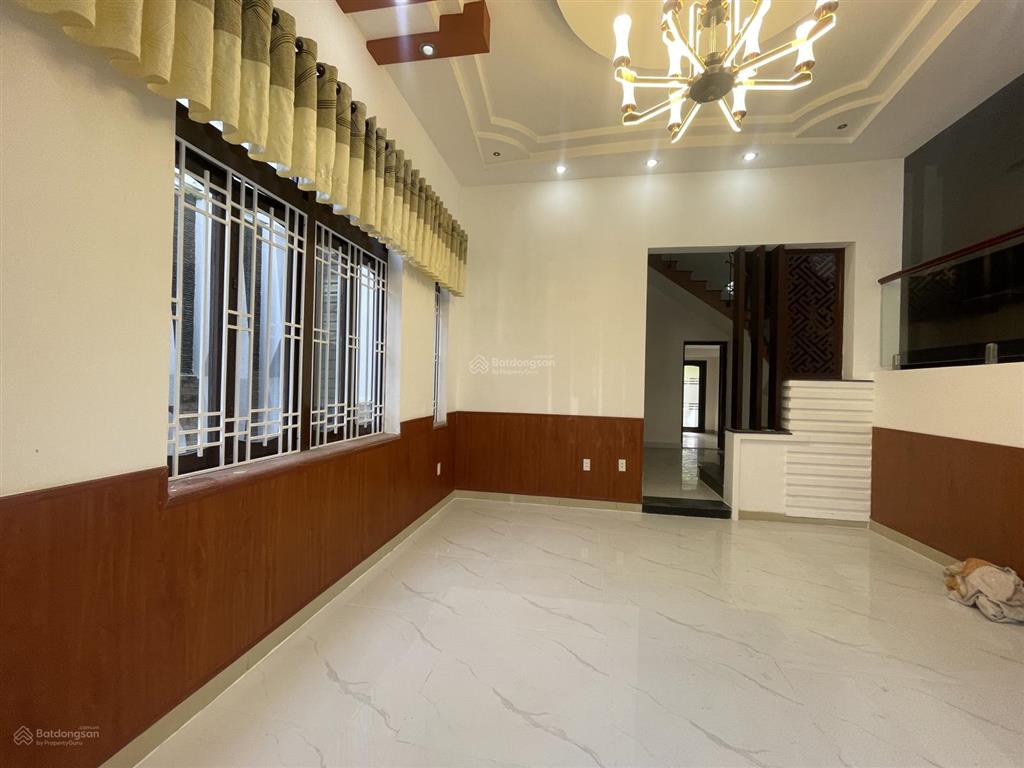 Cho thuê nhà 4 tầng mt đường đặng văn ngữ sát ngay chợ cẩm lệ bề ngang 10m
giá 25tr/tháng