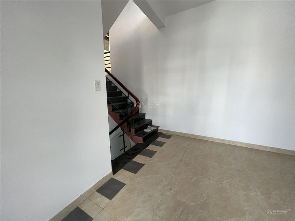 Cho thuê nhà 4 tầng mt đường đặng văn ngữ sát ngay chợ cẩm lệ bề ngang 10m
giá 25tr/tháng