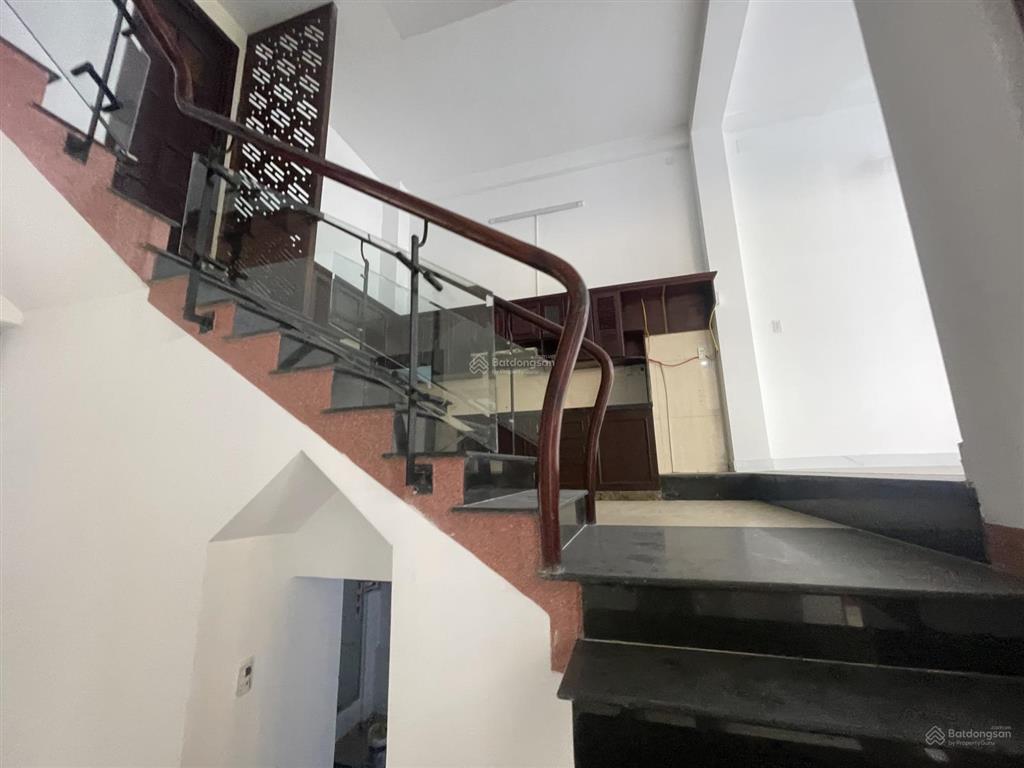 Cho thuê nhà 4 tầng mt đường đặng văn ngữ sát ngay chợ cẩm lệ bề ngang 10m
giá 25tr/tháng