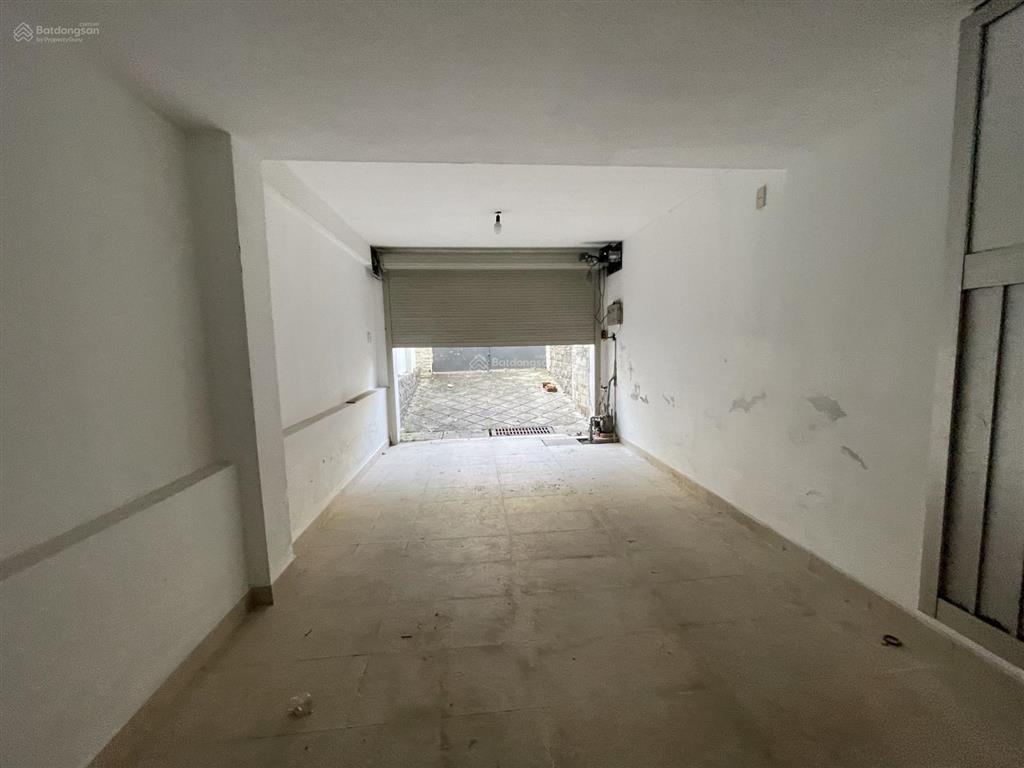 Cho thuê nhà 4 tầng mt đường đặng văn ngữ sát ngay chợ cẩm lệ bề ngang 10m
giá 25tr/tháng