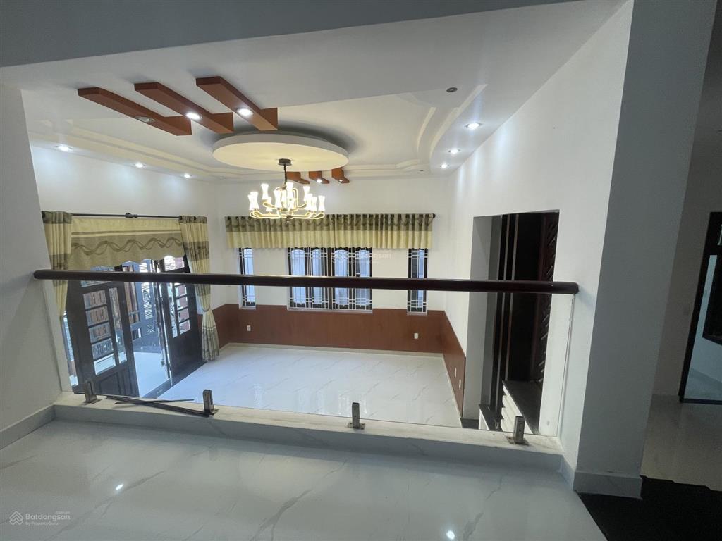 Cho thuê nhà 4 tầng mt đường đặng văn ngữ sát ngay chợ cẩm lệ bề ngang 10m
giá 25tr/tháng